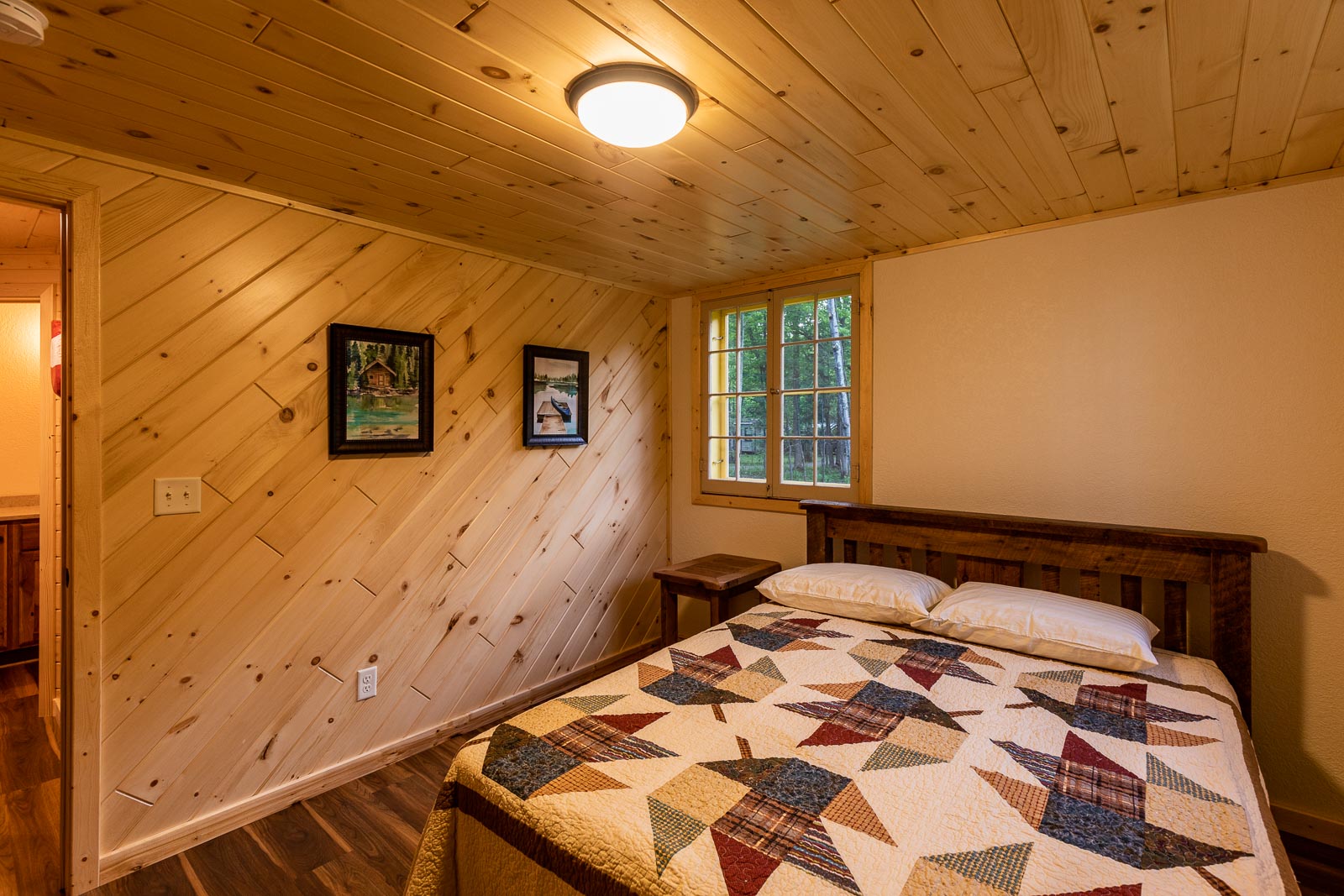 Alpine cabin queen sized bedroom