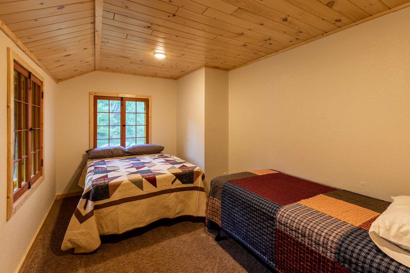 Alpine cabin queen sized bedroom